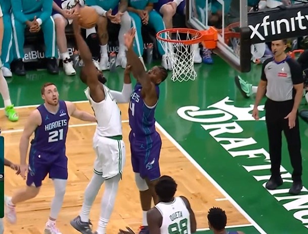 博鱼-终于泄泄愤！杰伦·布朗突破蓄力起飞 单臂暴力隔扣迪亚巴特！